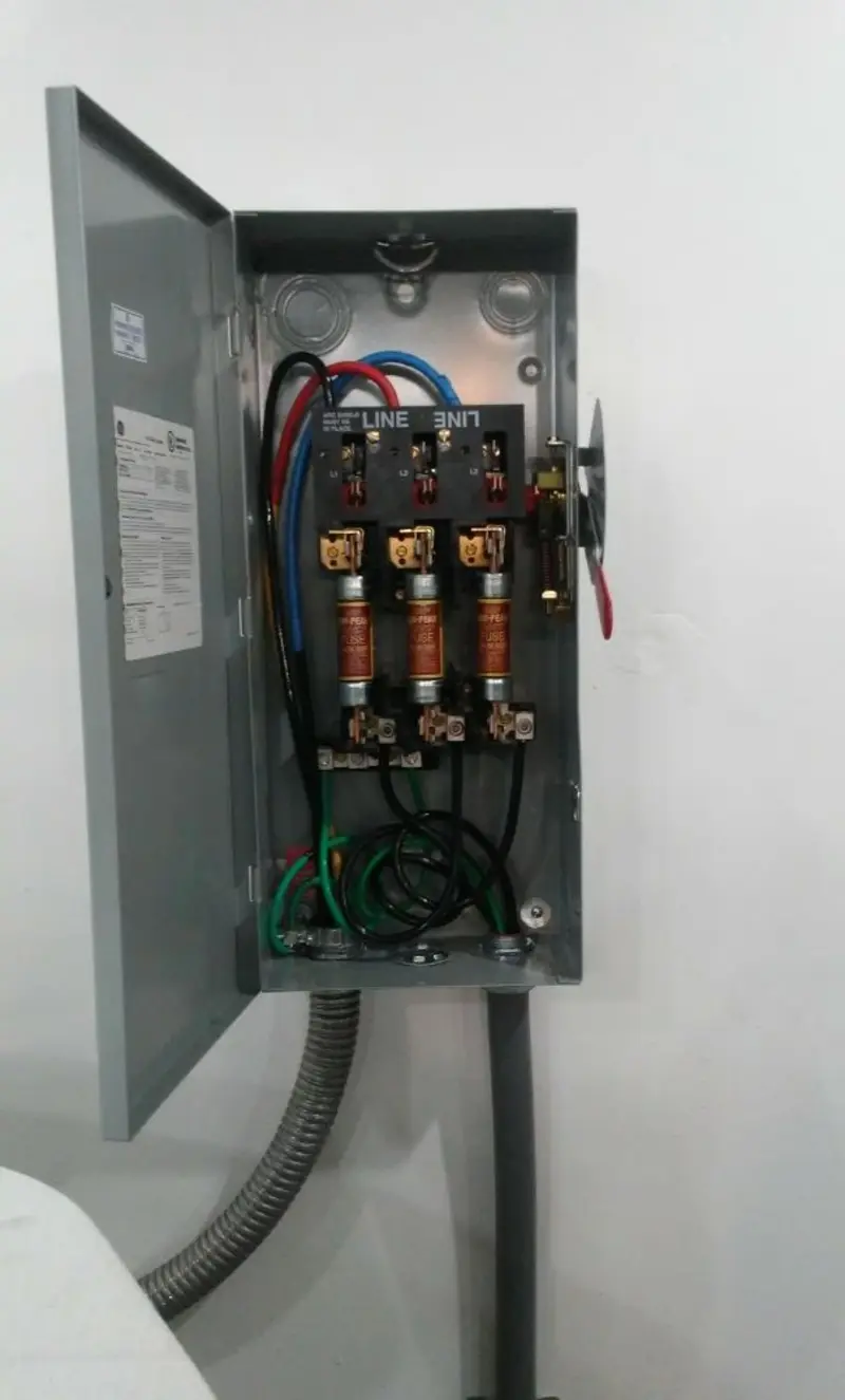 Three-phase disconnect switch installed for Smoke Detector Installation in Kirtland